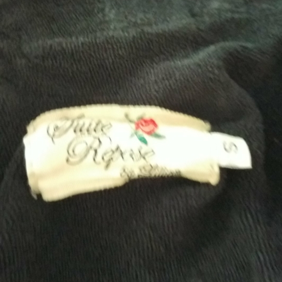 Suite Repose plush black robe from the feature film The Number 23 - Picture 7 of 7